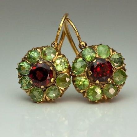 Helga | Elegant red-green crystal earrings with a softly rounded shape.