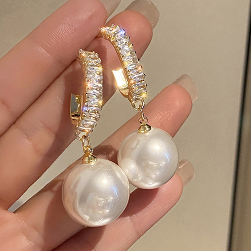 Nuria | Pearl earrings with precious stones in a luxurious design
