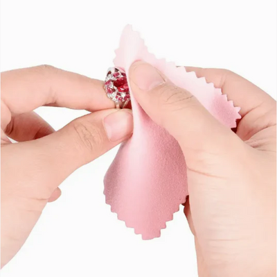 Erika | Ema's Premium Jewelry Cleaning Wipes – 50 wipes for a radiant shine