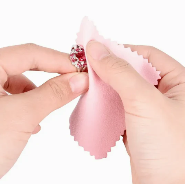 Erika | Ema Premium Jewelry Cleaning Wipes: 50 wipes for a radiant shine