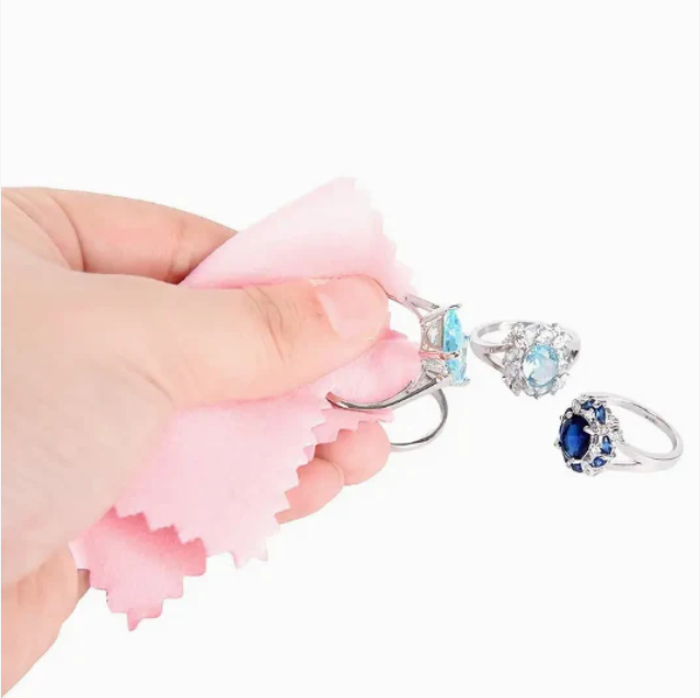 Erika | Ema's Premium Jewelry Cleaning Wipes – 50 wipes for a radiant shine