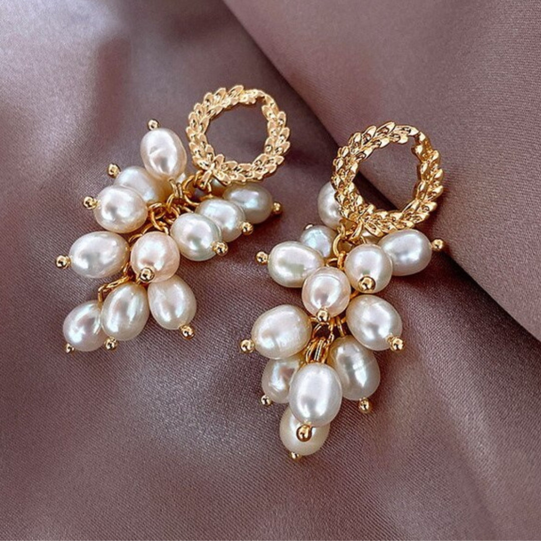 Lucía | Elegant pearl earrings with gold link