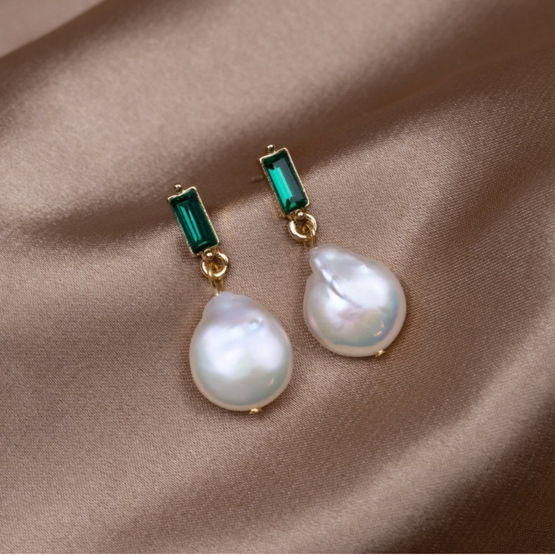 Brenda | Elegant gold earrings with sparkling pearls and precious green zirconia
