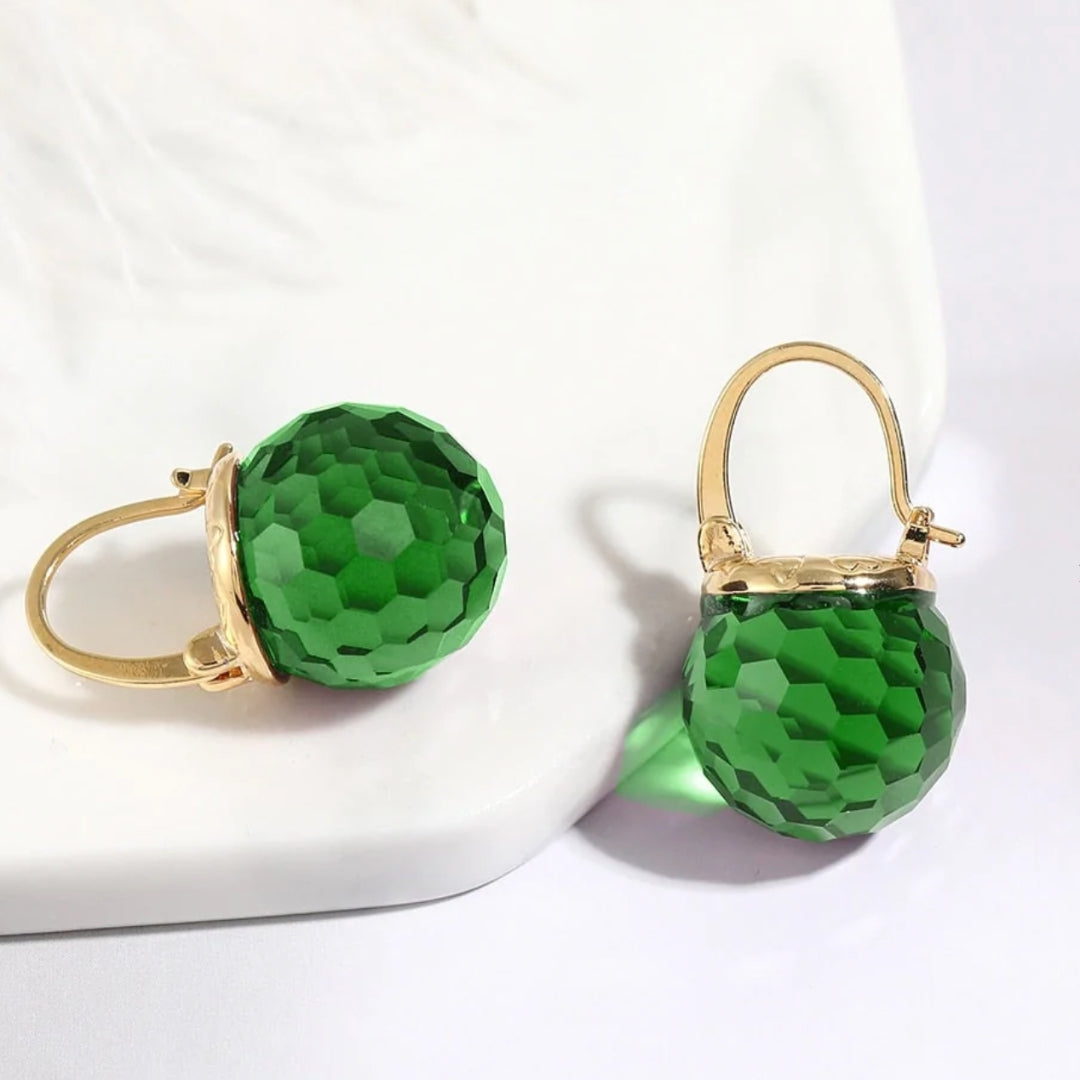 vonne | Elegant gold earrings with sparkling green crystals