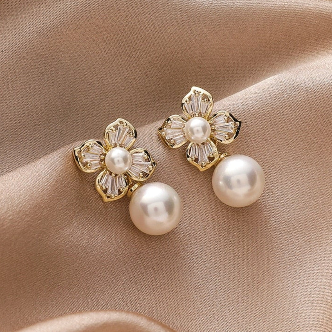 Trinidad | Stud earrings with sparkling gold pearls