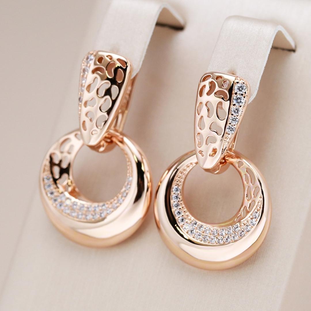 Sora a | Glamorous gold earrings with an elegant circular design