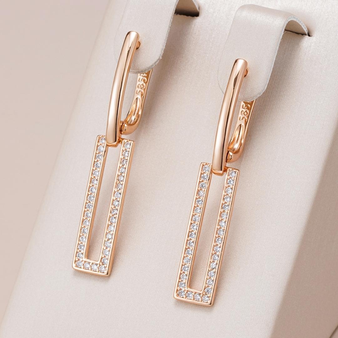 Cecilia | Stylish shiny rectangular earrings in elegant gold