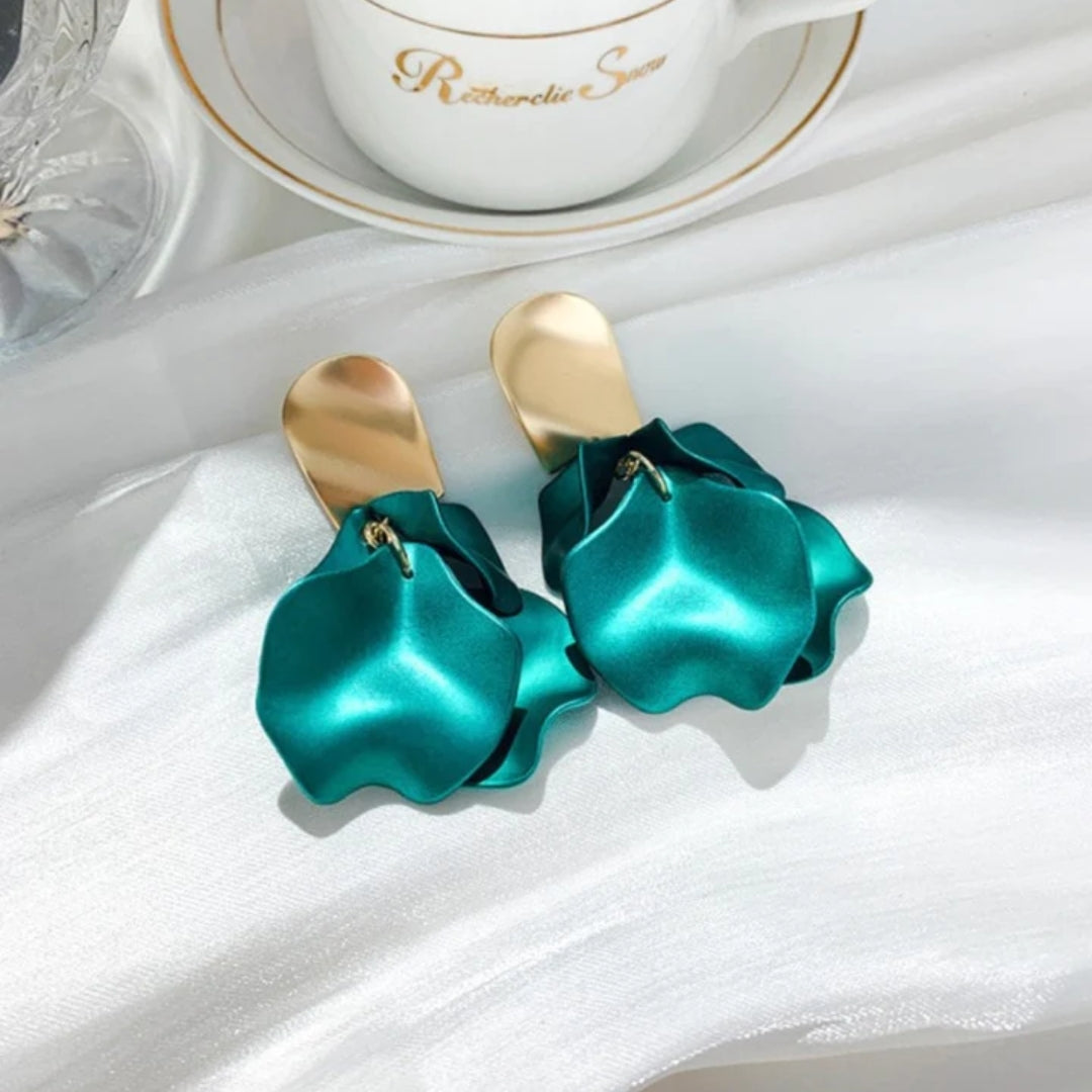 Holland | Shiny gold earrings with elegant blue petals