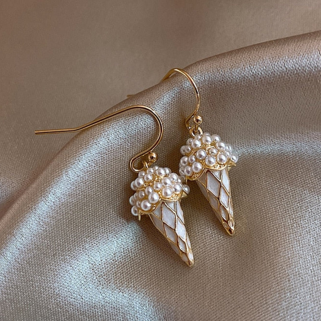 Nora | Elegant golden cone-shaped earrings with shiny pearls