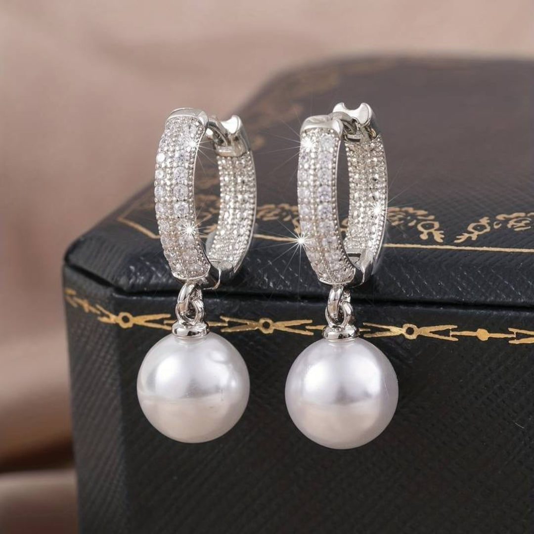 Bárbara | Stylish earrings with shimmering pearls in precious silver