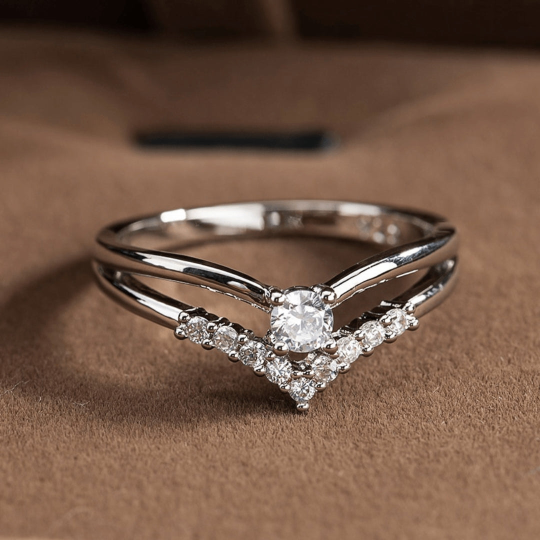 Rubí | Elegant sterling silver ring with sparkling shine