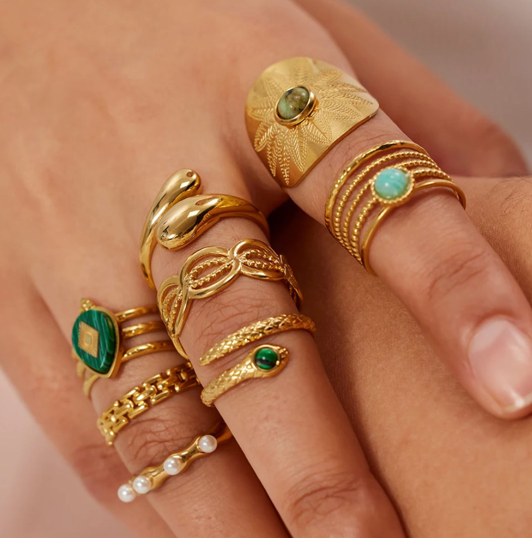 Oriana | Elegant metal ring with a radiant turquoise stone.