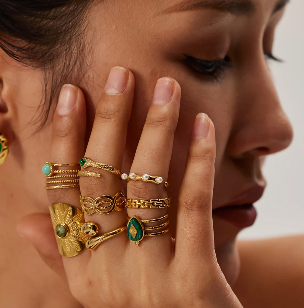Oriana | Elegant metal ring with a radiant turquoise stone.