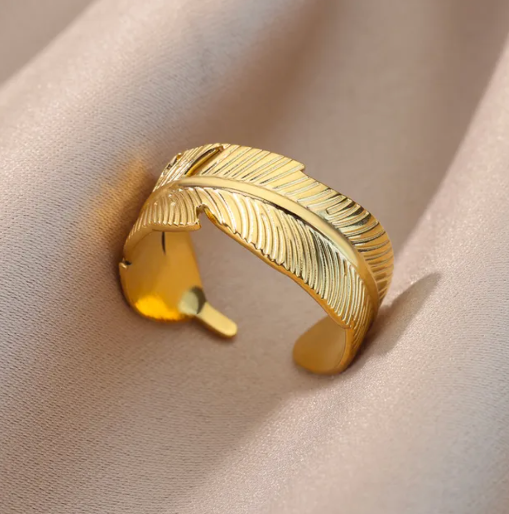 Irina | Elegant 18-carat gold-plated ring with exotic leaves