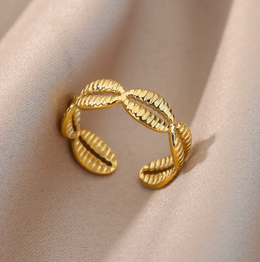 Karen | Elegant ring with beautiful shells