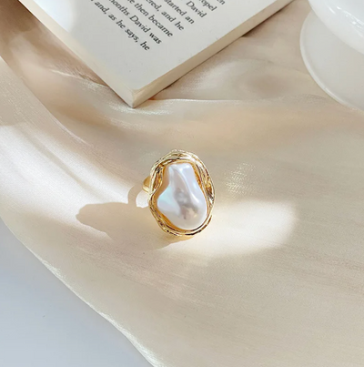 Justina | Elegant 18-carat gold-plated ring with a radiant sea pearl