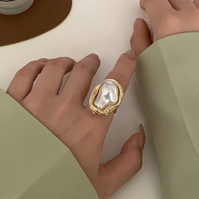 Justina | Elegant ring with a radiant marine pearl