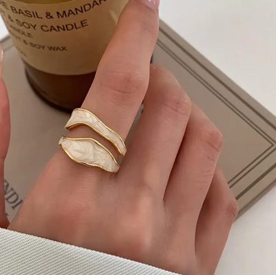 Leire | 14-karat gold-plated ring with timeless antique-style white ceramic