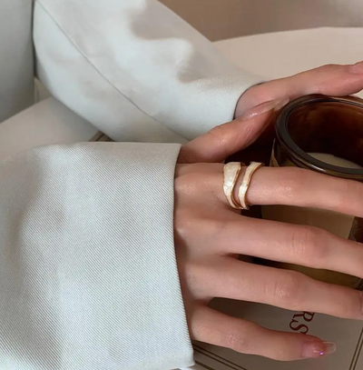 Leire | 14-karat gold-plated ring with timeless antique-style white ceramic