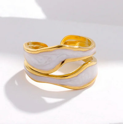 Leire | Carat gold-plated ring with timeless white ceramic in antique style