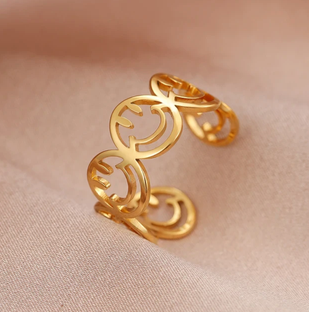 Karol | Elegant ring with a timeless smile