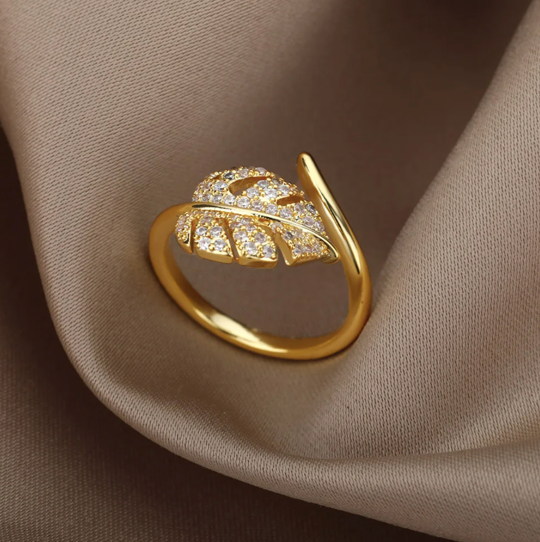 Rebeca | Elegant ring with a wild leaf design made of 18-carat gold plating