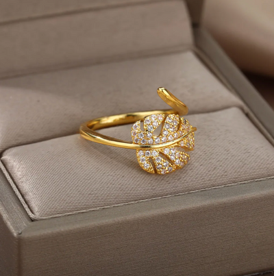 Rebeca | Elegant ring with a wild leaf design made of 18-carat gold plating