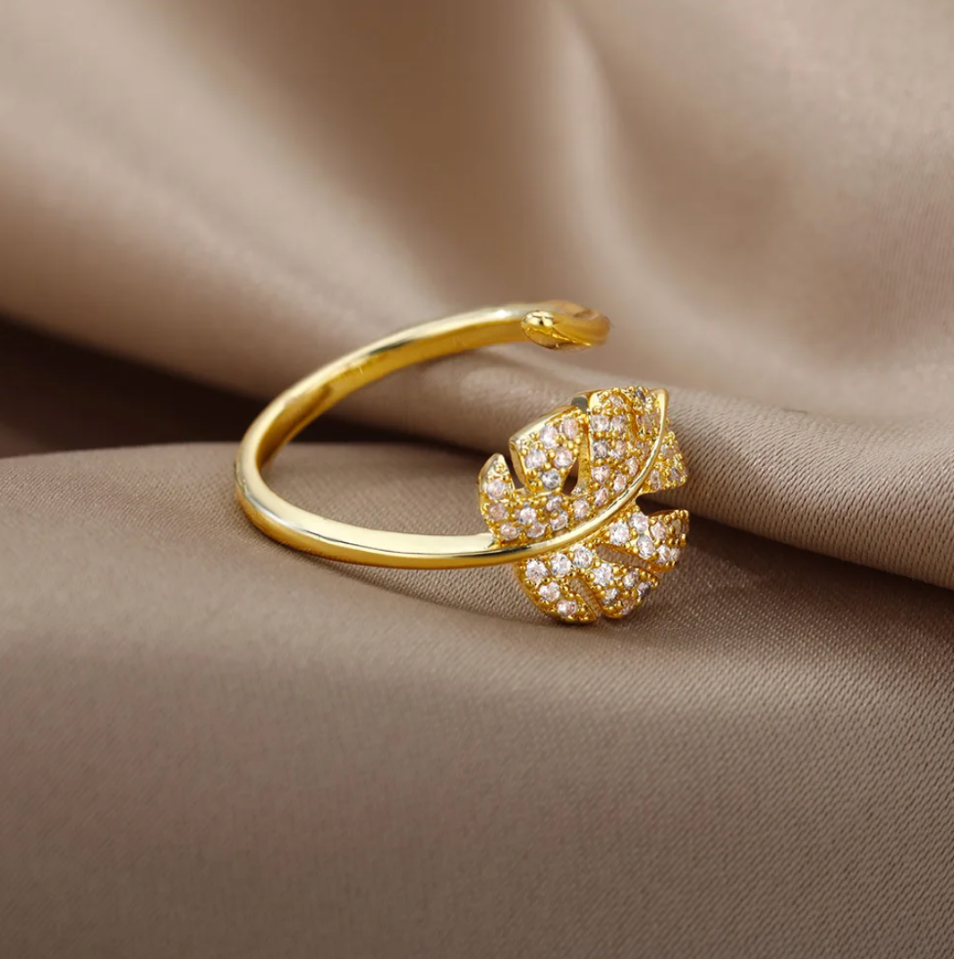 Rebeca | Elegant ring with a wild leaf design made of 18-carat gold plating