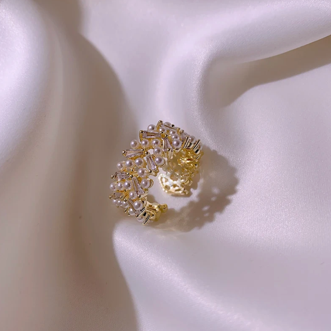 Juliana | Elegant 18-carat gold-plated ring with radiant white caviar pearls