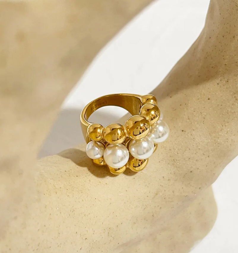 Gabriela | Elegant 18-carat gold-plated ring with a stylish pearl pattern