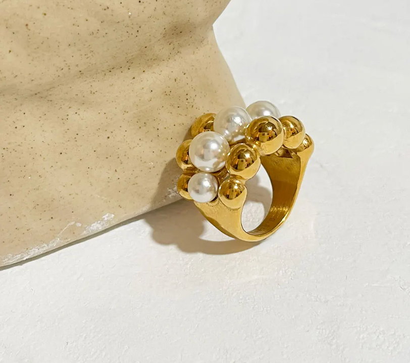 Gabriela | Elegant 18-carat gold-plated ring with a stylish pearl pattern
