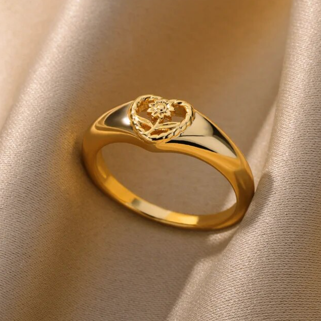 Rafaela | Romantic ring with heart and rose, 18-carat gold-plated