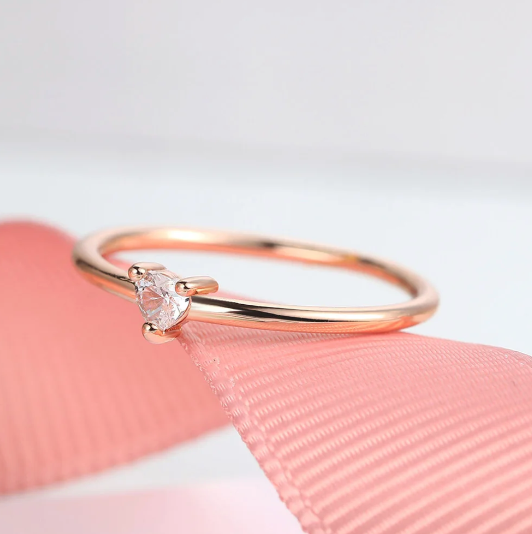 Pilar | Elegant ring with an exquisite, classic zircon in radiant 18K rose gold plating