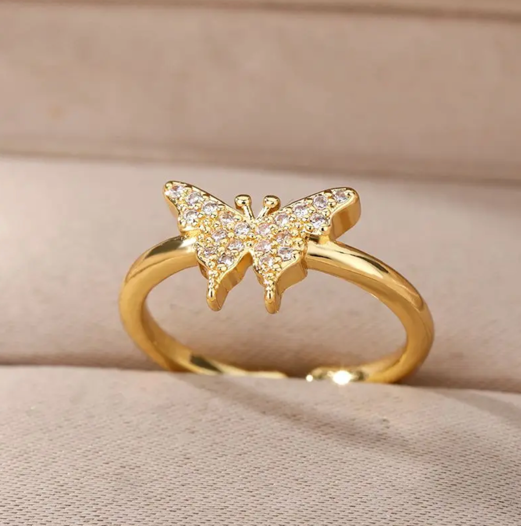 Beatriz | Elegant adjustable butterfly ring with sparkling zirconia, 18-carat gold-plated
