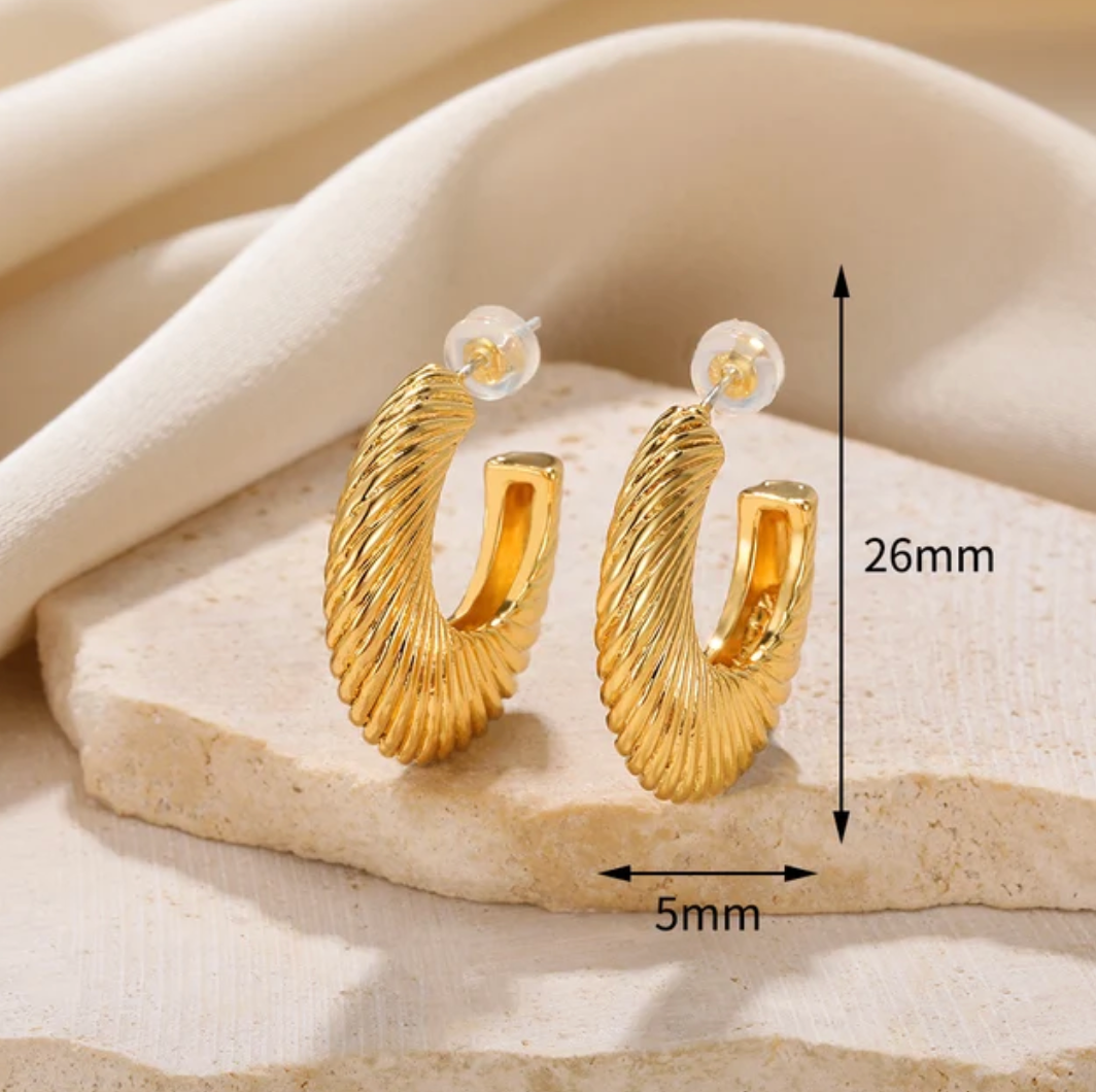 Hilda | Elegant earrings made of 18-carat gold-plated material with a stylish wavy ring