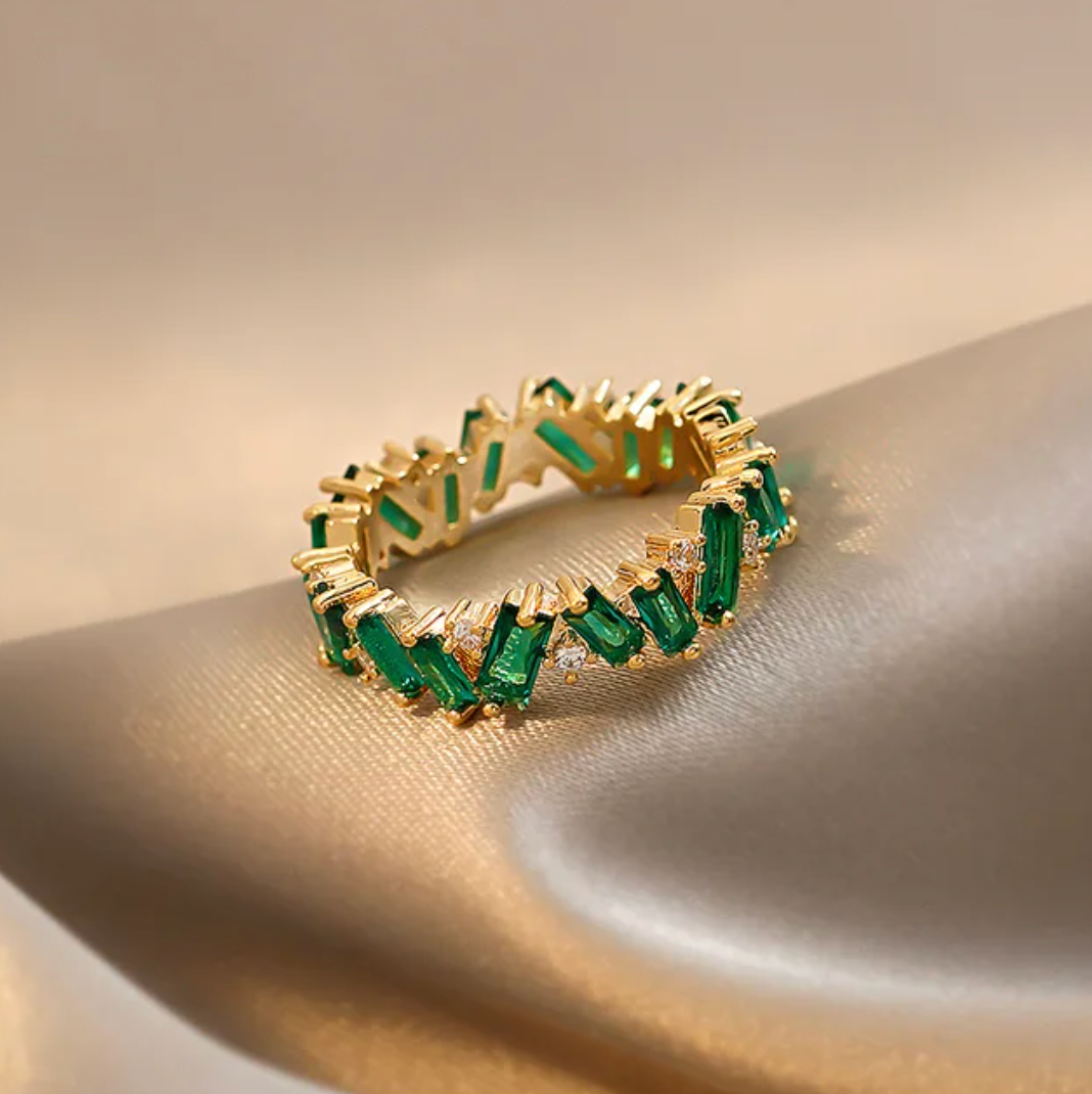 Nélida | Elegant jade ring with precious 18-carat gold-plated accents