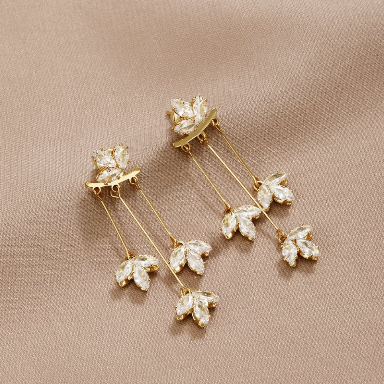 Zule ka | Elegant gold earrings with sparkling crystal leaves