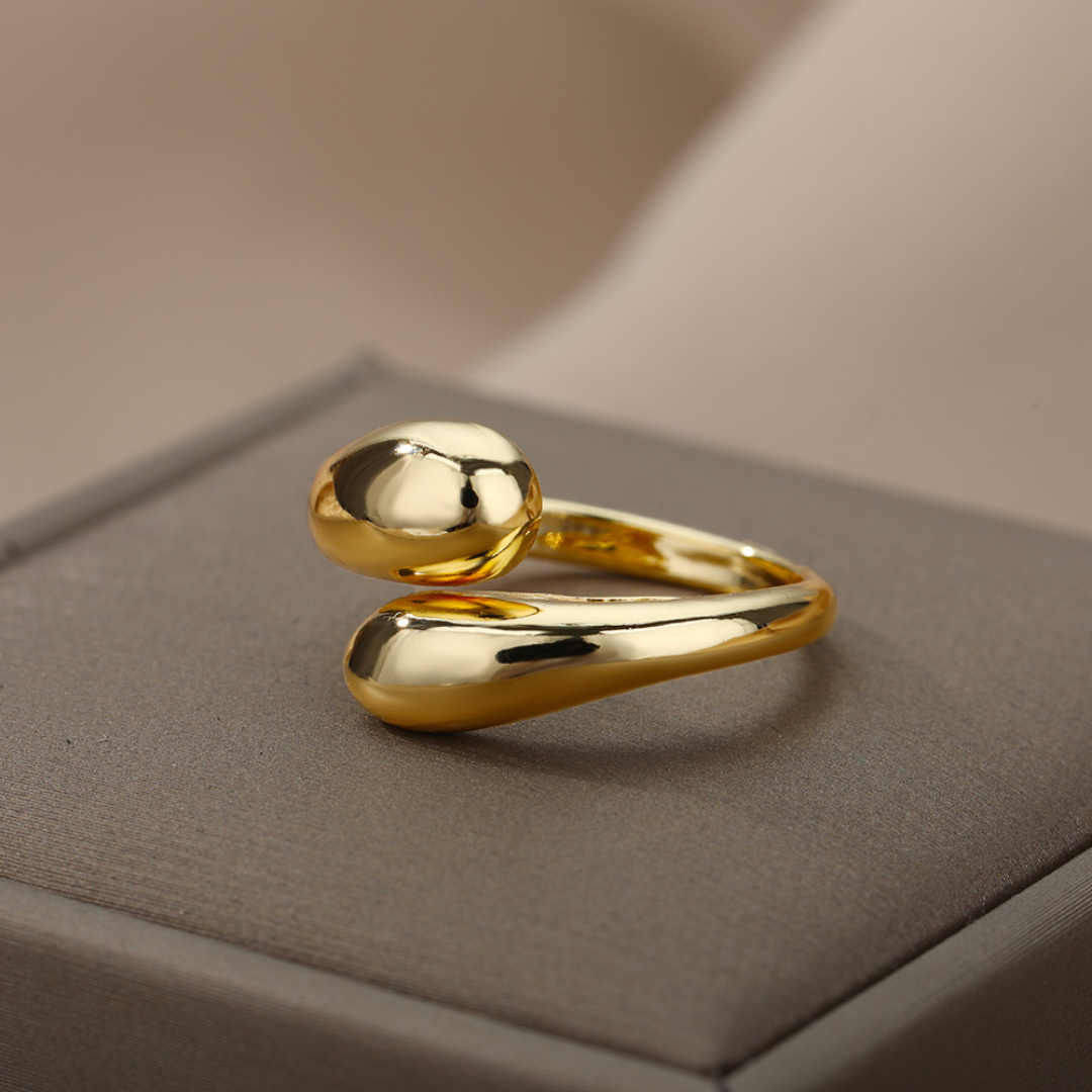 Zenaida | Elegant adjustable ring made of 18K gold-plated material with a sophisticated design