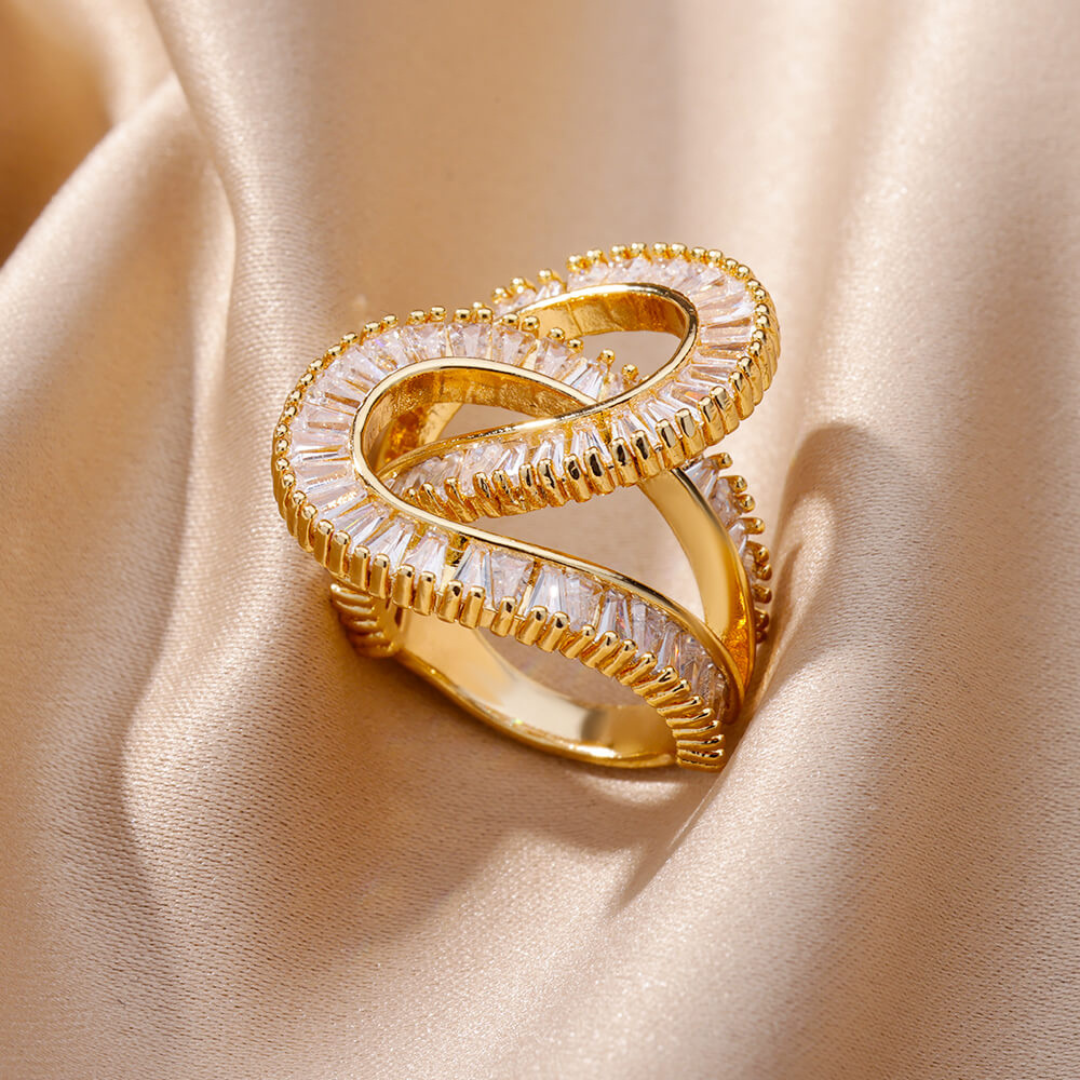 Luz | Elegant 18K gold-plated ring with sparkling, interlocking zirconia stones