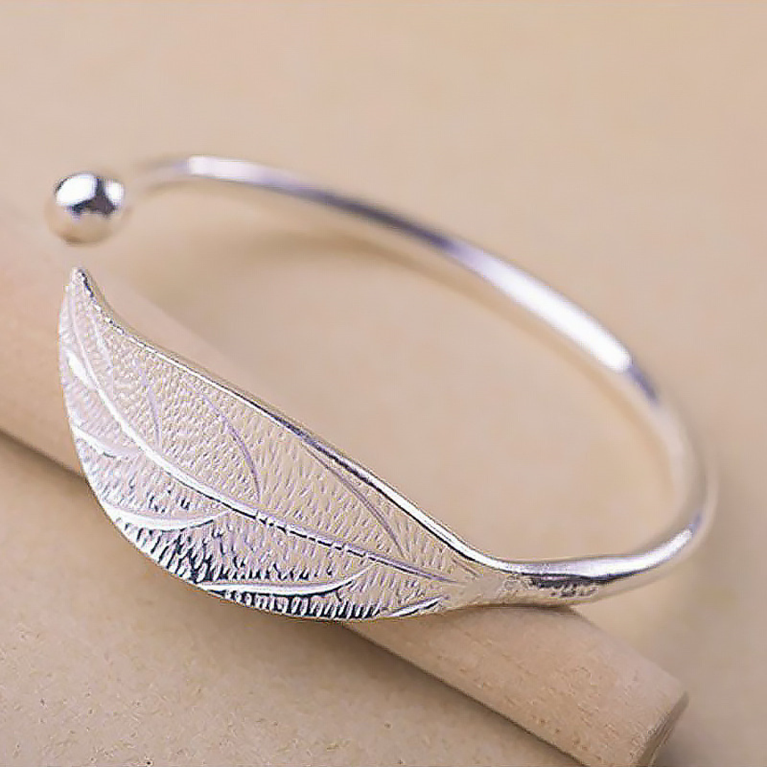 Maria | Engraved ring with a shape