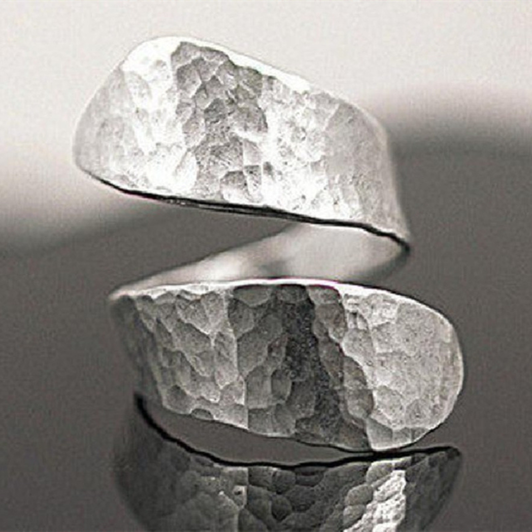 Rosario | Elegant spiral ring with a modern design and embossed surface
