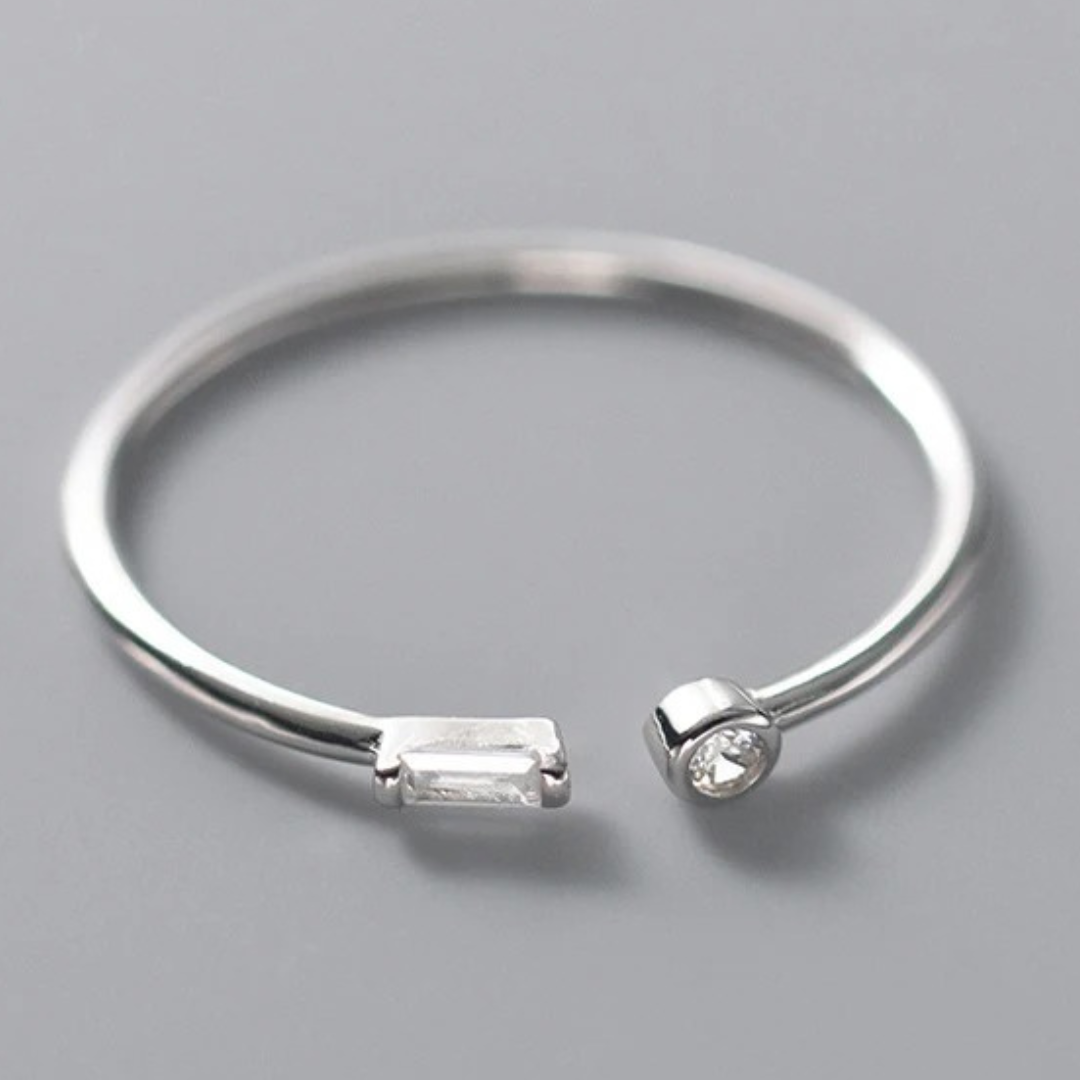 Alicia | Elegant adjustable ring, set with sparkling zircons.