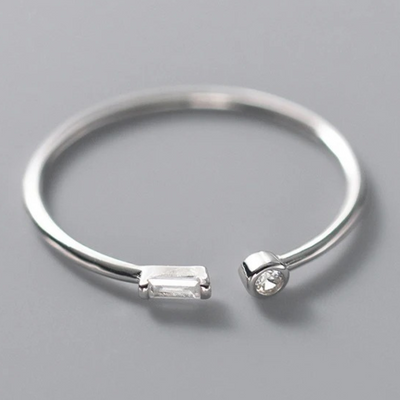Alicia | Elegant adjustable ring, set with sparkling zircons.