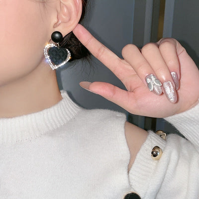 Xara | Elegant gold earrings with a dark heart design