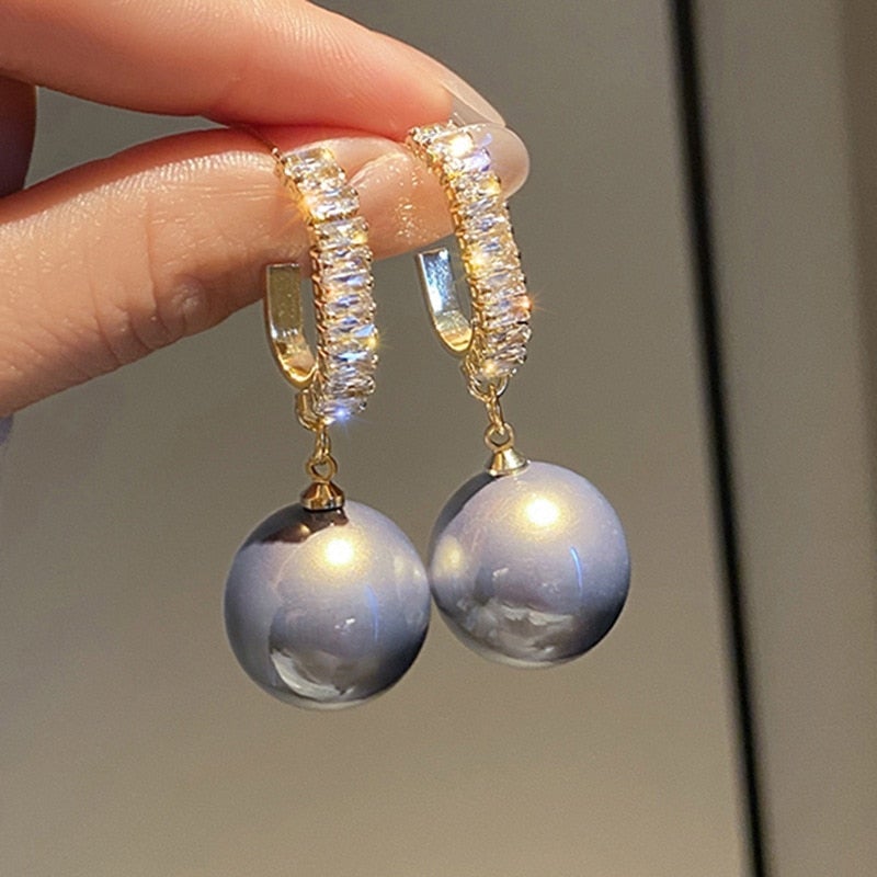 Nuria | Pearl earrings with precious stones in a luxurious design