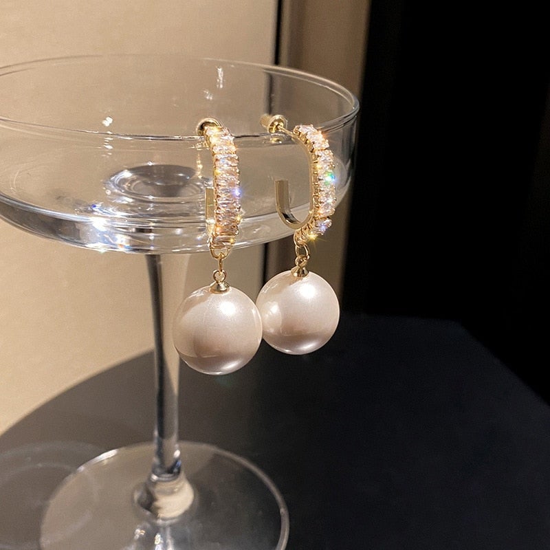 Nuria | Pearl earrings with precious stones in a luxurious design