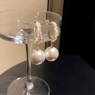 Nuria | Pearl earrings with precious stones in a luxurious design