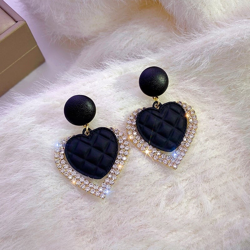 Xara | Elegant gold earrings with a dark heart design