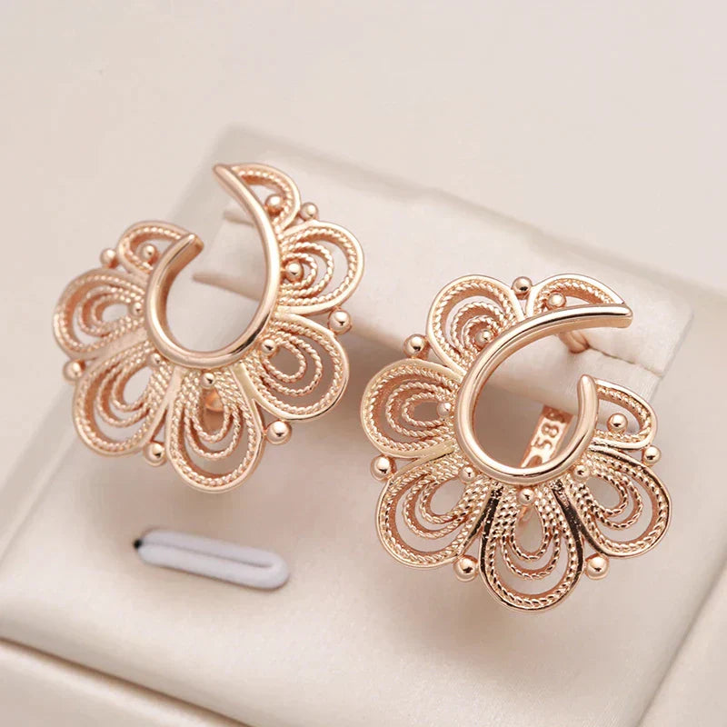 Estela | Delicate gold earrings with dreamy floral motifs