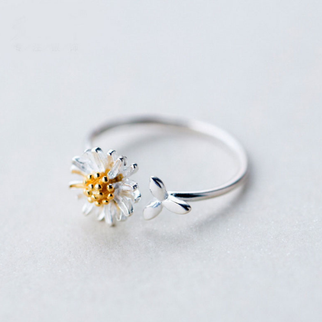 Silvia | Unique adjustable 925 sterling silver ring with enchanting hand-painted daisies